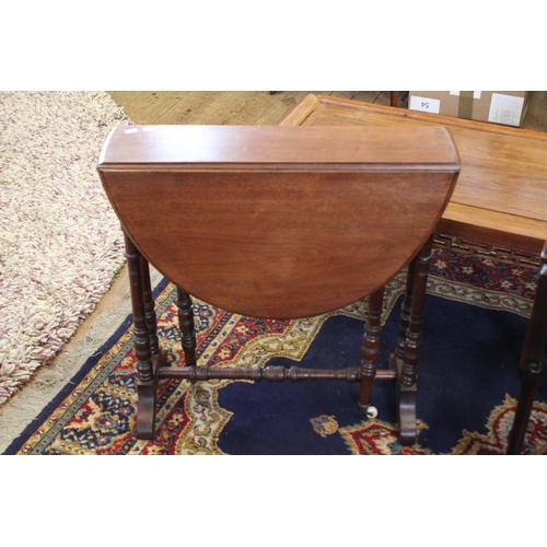 421 - A Victorian Mahogany Drop Flap Sutherland Table Resting on Turned Legs.