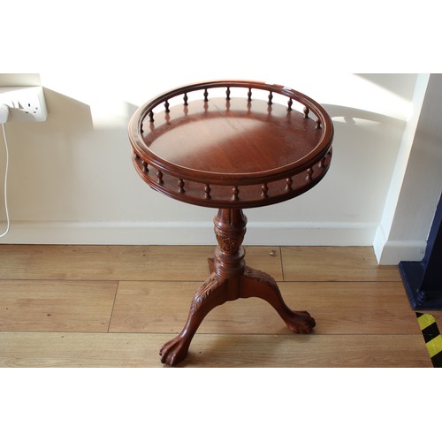 430 - A Georgian design tray top serving table resting on a tripod base.