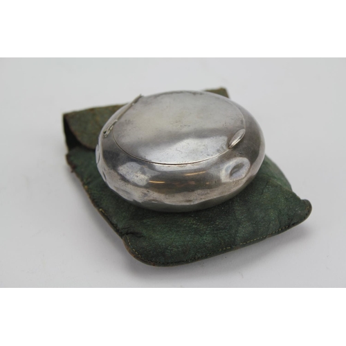 61 - A Silver Squeeze Action Tobacco Pebble in Original Case. Birmingham k. Weighing: 74g.