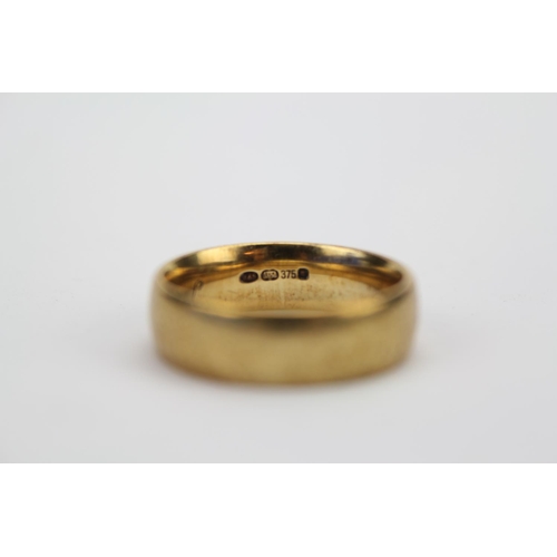 151 - A Gentleman's 9ct Gold Wedding Band. Weighing: 8.5g. Size: w