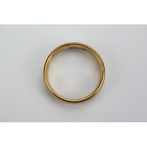 151 - A Gentleman's 9ct Gold Wedding Band. Weighing: 8.5g. Size: w