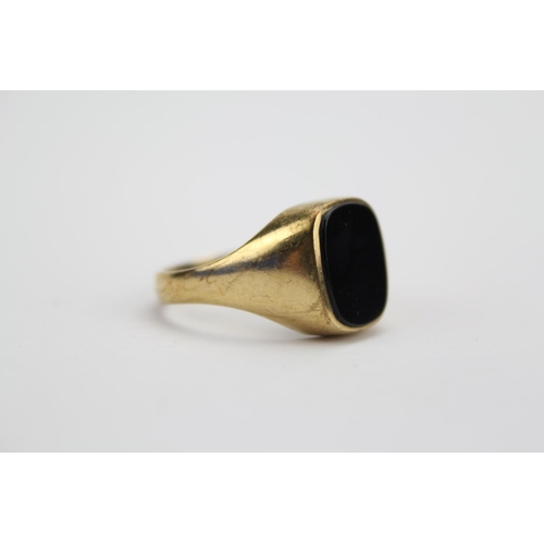 152 - A Gentleman's 9ct Gold Signet Ring. Weighing: 8.6g Gross. Size y.