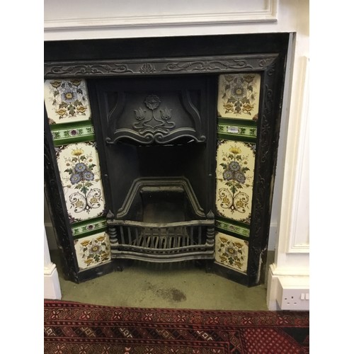 642 - A Victorian Cast Iron Fire Place decorated flowers with surround in white.
White frame, h114cm x W 1... 