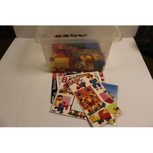 199 - A collection of Lego booklets along with Lego & Duplo pieces.