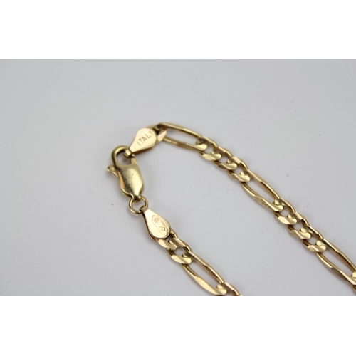 68 - An Italian (375 marked) Link and Fetter Gold chain. Measuring: 60cms. Weighing: 11.4 grams.