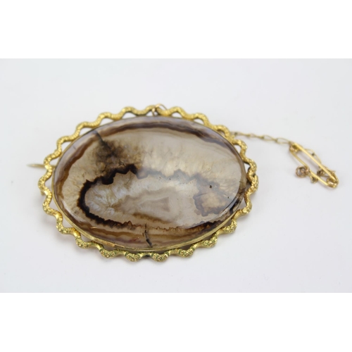 75 - A Pinchbeck Agate brooch.