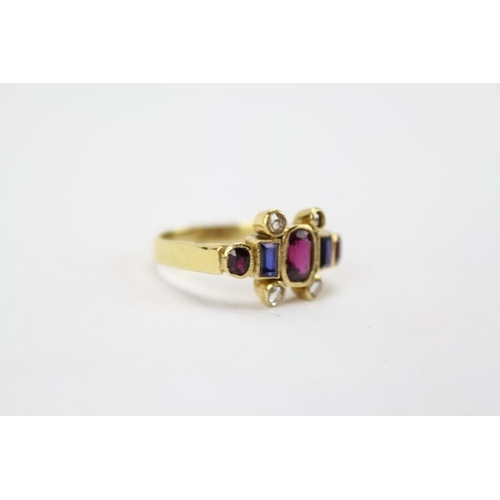 76 - An 18ct Gold Ring set with garnets & diamonds, Ruby coloured stones. Weighing: 4.8 grams.