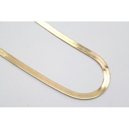 103 - A 14 carat Gold Milanese Necklace. Length 46 cms Long. Weighing: 5.8 grams.