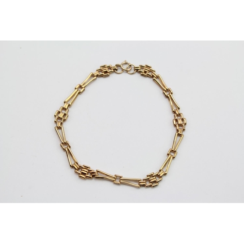 118 - A 9 carat Gold gate bracelet. Weighing: 2.9 grams.