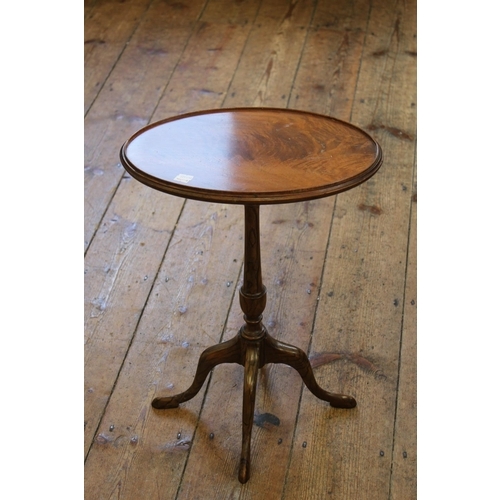 380 - A Cuban flame figured oval top tea tripod table on four legs, sponged. Measuring: 38 cms across x 52... 