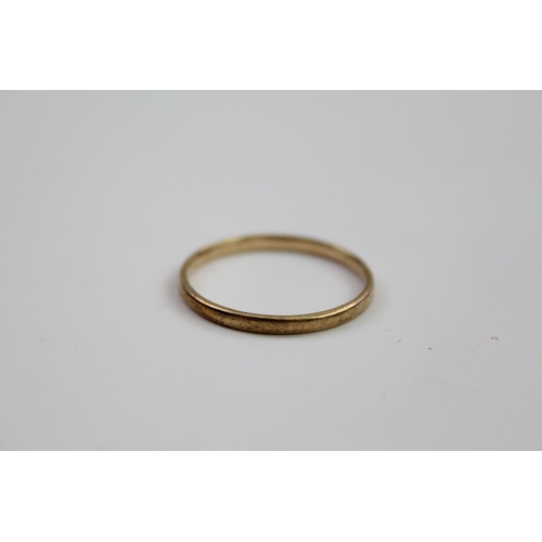 72 - A Ladies 18ct Gold Wedding Ring. Weighing: 1.3 grams.