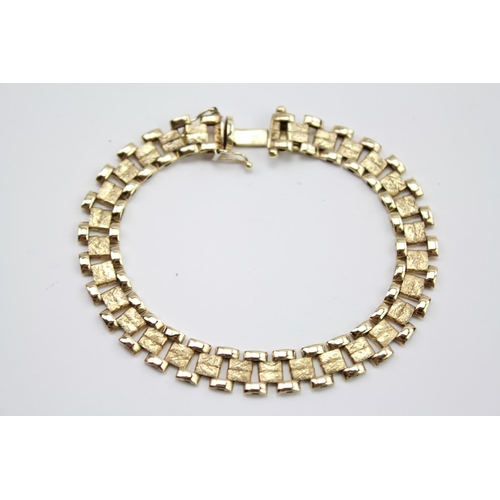 199 - An Italian 9ct Gold Square Link Curb Bracelet. Weighing approximately 9.5 grams. Length 18.3.