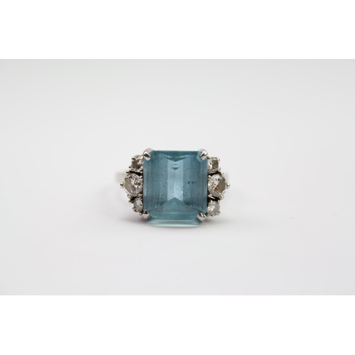 279 - A 1950's design platinum mounted aquamarine ring, mounted with 6 diamonds on shoulders. Size approxi... 