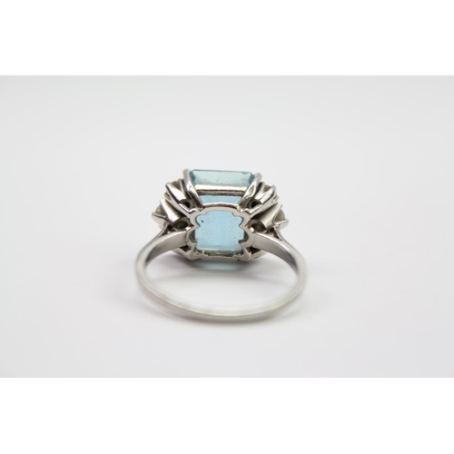 279 - A 1950's design platinum mounted aquamarine ring, mounted with 6 diamonds on shoulders. Size approxi... 