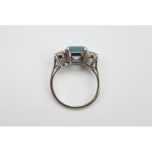 219 - A ladies platinum mounted aquamarine ring, mounted with two diamonds on shoulders. Size L. Diamonds ... 