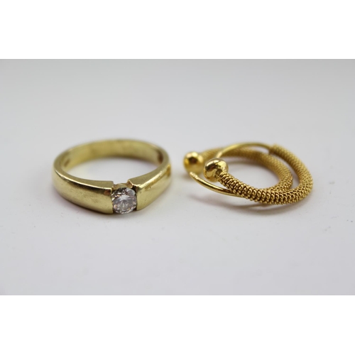 291 - An 18 carat Gold single stone diamond ring, along with a pair of twist earrings,