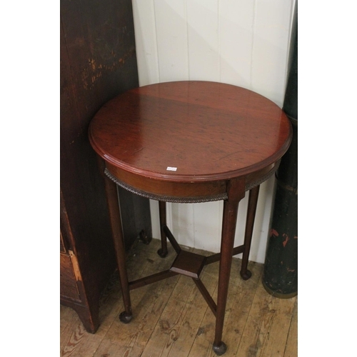 414 - A Victorian Circular Mahogany Drawing Room Table fitted with a Cross Stretcher & Under Tier. Measuri... 