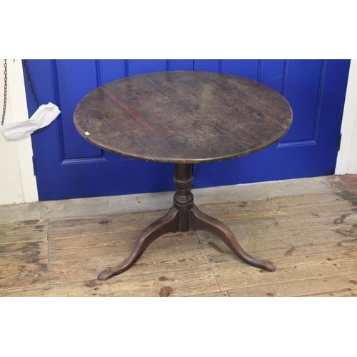 424 - A Georgian Circular Oak Topped Drop-Flap Wine Table resting on pad feet. Measuring: 82 cms across x ... 