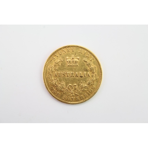 274 - An 1870 Australian Gold Sovereign with Queen Victoria Young Head, Reverse Sydney Mint. Weighing: 8 g... 