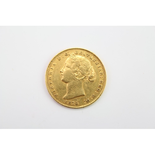 274 - An 1870 Australian Gold Sovereign with Queen Victoria Young Head, Reverse Sydney Mint. Weighing: 8 g... 