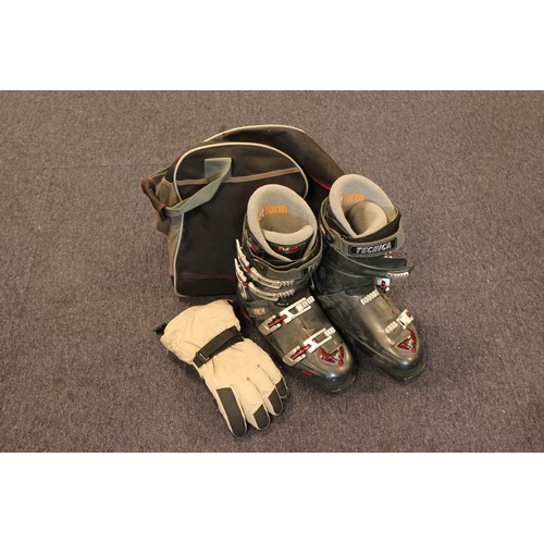 672 - A Pair of Ladies Ski Boots 