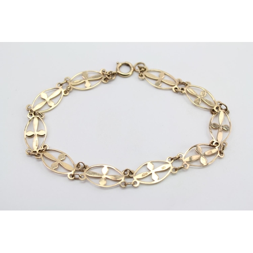 145 - A Ladies 9ct Gold Floral Leaf & Pierced designed Bracelet. Weighing: 4.1 grams.