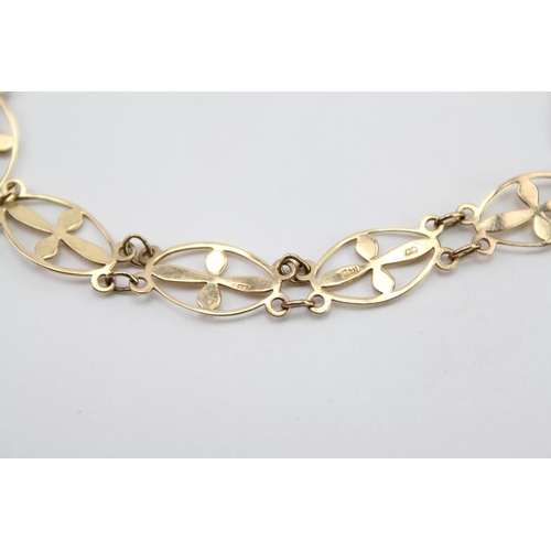 145 - A Ladies 9ct Gold Floral Leaf & Pierced designed Bracelet. Weighing: 4.1 grams.