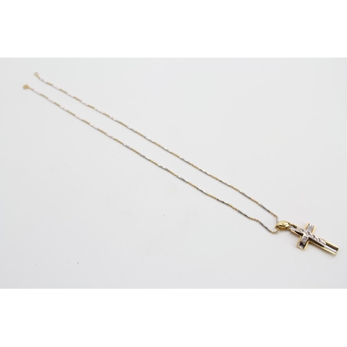 156 - A Ladies 750 marked Gold Cross mounted on an Italian White & Yellow Gold Chain. Weighing: 6.9 grams.