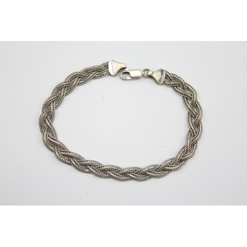 159 - An Italian 9ct white Gold Milanese bracelet. Weight approx: 6.9 grams.