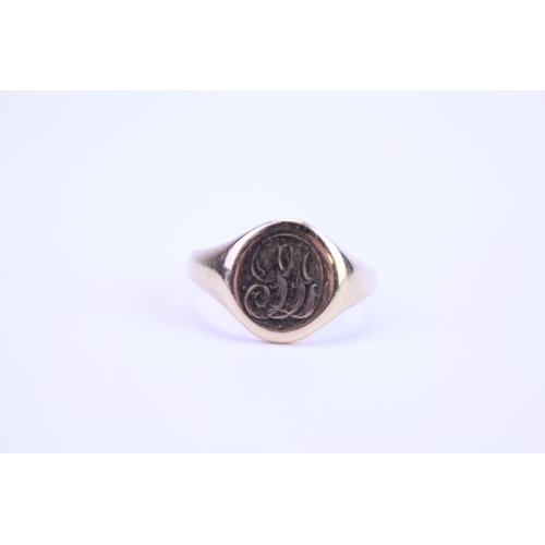 152 - A Gentleman's 18ct Gold Signet Ring with engraved initial. Weighing: 7.8 Grams. Ring Size R.