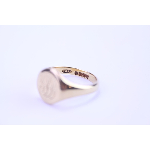 152 - A Gentleman's 18ct Gold Signet Ring with engraved initial. Weighing: 7.8 Grams. Ring Size R.