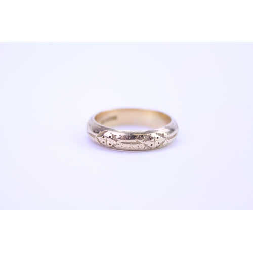 154 - An 18ct Gold engraved & Chased Wedding Ring. Size: q. Weighing: 6.9 grams.