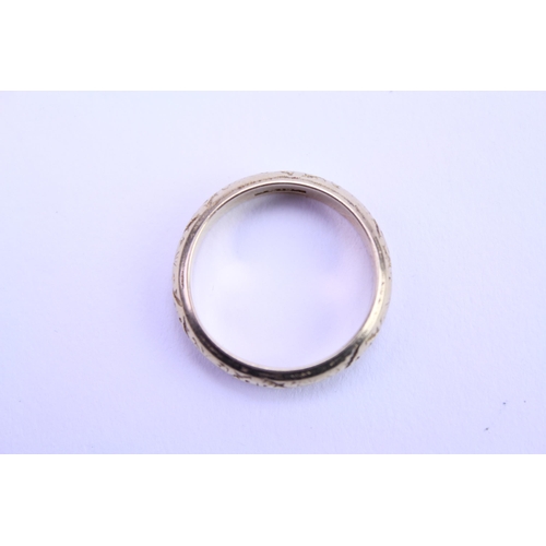 154 - An 18ct Gold engraved & Chased Wedding Ring. Size: q. Weighing: 6.9 grams.