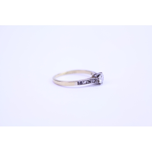 158 - An 18ct Gold & Platinum mounted Single Stone Diamond Ring with Chip Shoulders. Size: k. Weighing: 1.... 