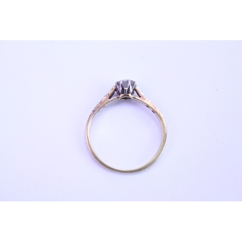 158 - An 18ct Gold & Platinum mounted Single Stone Diamond Ring with Chip Shoulders. Size: k. Weighing: 1.... 