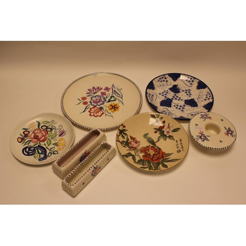 876 - A Poole Pottery circular plate along with various other plates and Posey vases.