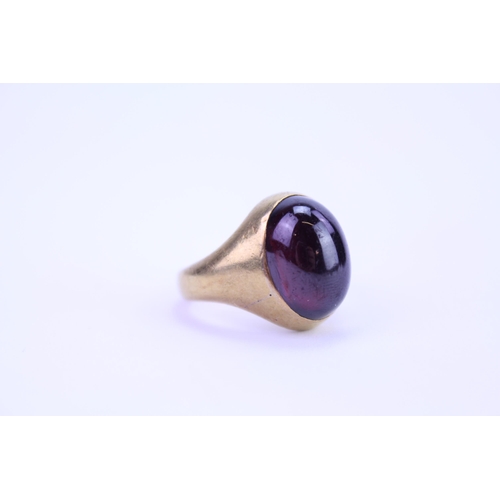 137 - A Gentleman's Garnet Set Dress Ring with Cabochon Stone. Weighing: 15.7 grams. Size: p.