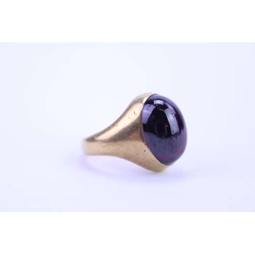 137 - A Gentleman's Garnet Set Dress Ring with Cabochon Stone. Weighing: 15.7 grams. Size: p.