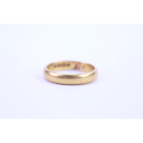 149 - A 22ct Gold band. Weight approximately 7.6g. Ring size approximately U.