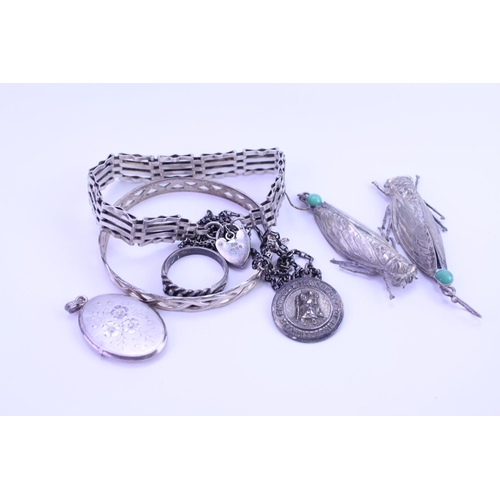 171 - Various costume jewellery to include a Silver bangle, Silver Gate Bracelet, Ring, etc. Total weight:... 