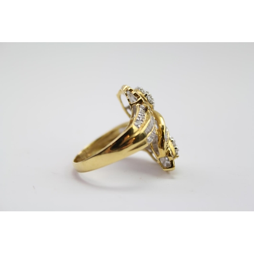 184 - A ladies baguette & round diamond twin headed ring, mounted in a 18 carat Gold setting. Size N. Weig... 