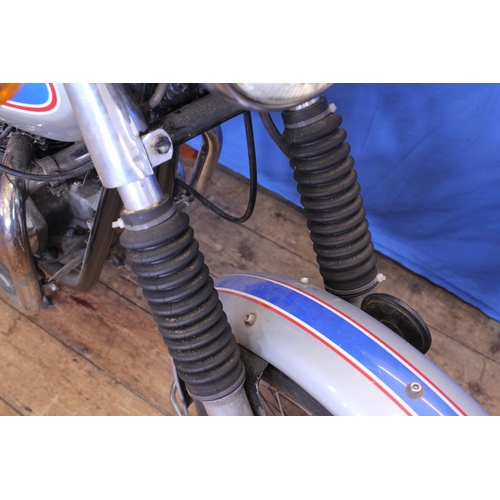 719 - This is a 1978 Triumph 750cc Bonneville “1977 Silver Jubilee” edition Motor Bike. The bike is in Exc... 