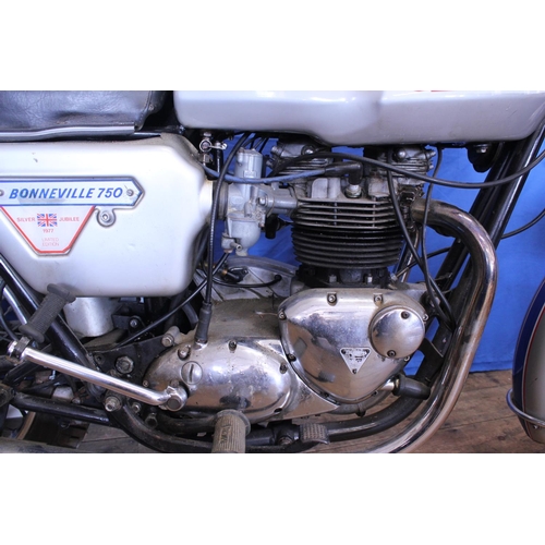 719 - This is a 1978 Triumph 750cc Bonneville “1977 Silver Jubilee” edition Motor Bike. The bike is in Exc... 