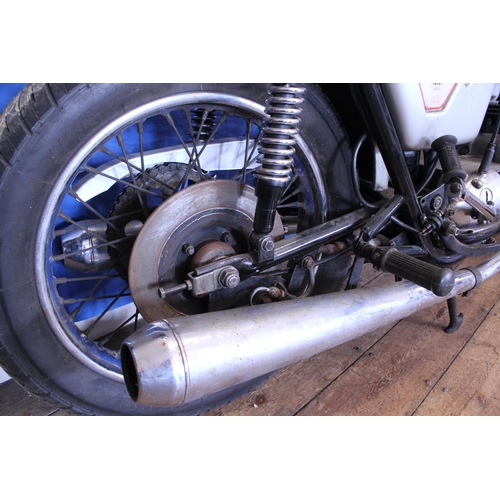 719 - This is a 1978 Triumph 750cc Bonneville “1977 Silver Jubilee” edition Motor Bike. The bike is in Exc... 