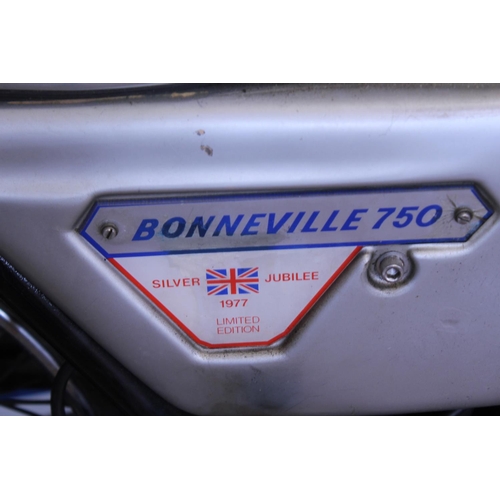 719 - This is a 1978 Triumph 750cc Bonneville “1977 Silver Jubilee” edition Motor Bike. The bike is in Exc... 