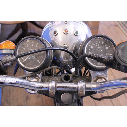 719 - This is a 1978 Triumph 750cc Bonneville “1977 Silver Jubilee” edition Motor Bike. The bike is in Exc... 