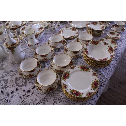 800 - A Large Collection of Royal Albert in the Old Country Roses pattern Tea, Coffee & Dinner China consi... 