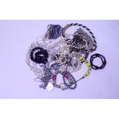 201 - A quantity of costume jewellery to include bracelets, necklaces, etc.