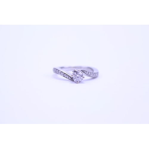 113 - A Ladies 18ct White Gold Cross Over Single Stone Diamond Ring with Diamond Shoulders. Size: h.