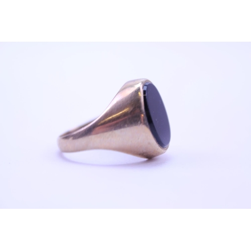 151 - A 9ct Gold Onyx Set Signet Ring. Weight approx 8.4 grams. Size approx V.